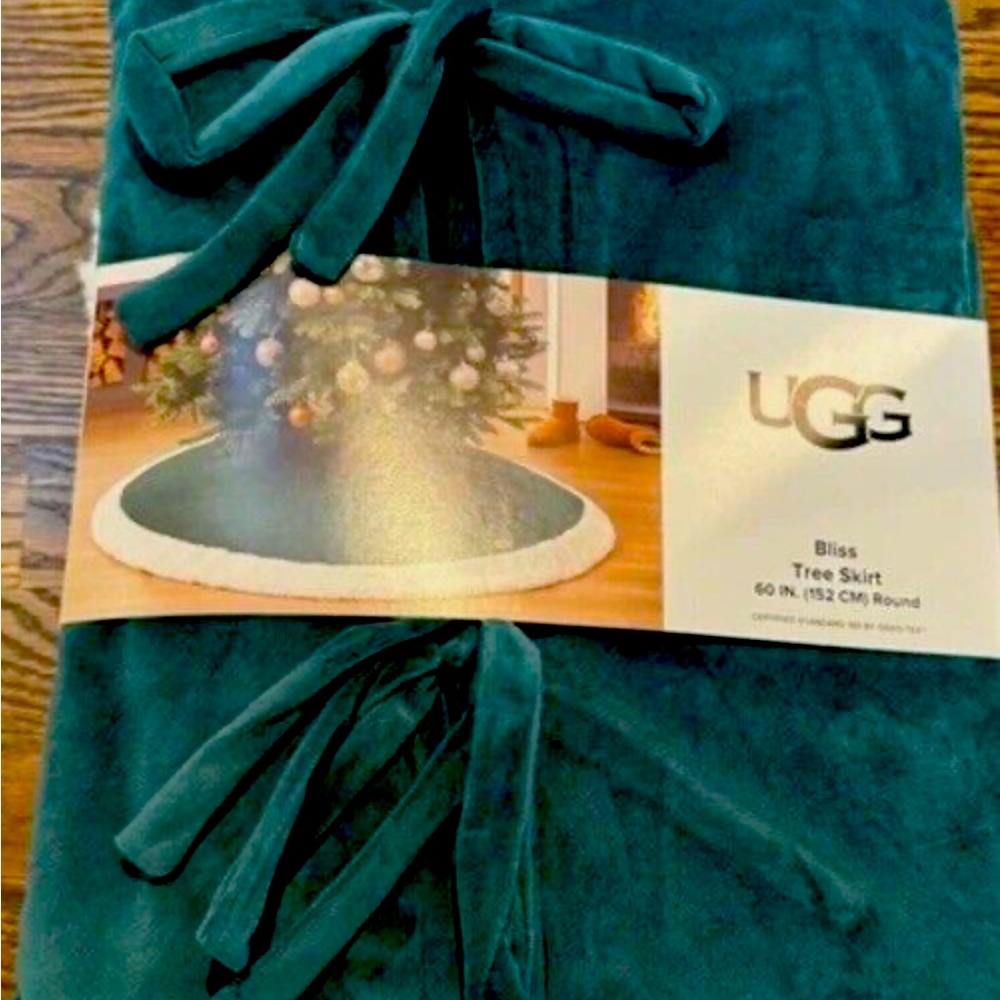 COPY - NWT Ugg Green & White Trim Christmas Tree Skirt New $98 MSRP